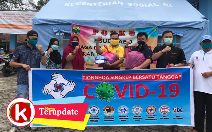 'Tionghoa Singkep Bersatu' Bagikan Masker dan Paket Sembako 