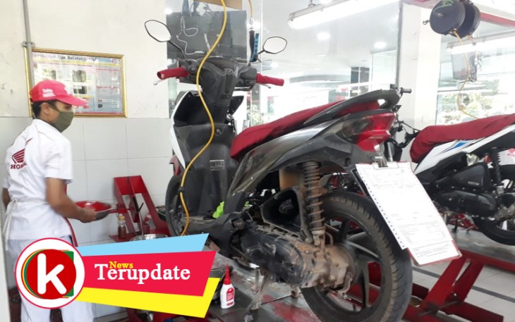 Salah satu teknisi PT CDN sedang menservis salah satu motor konsumen