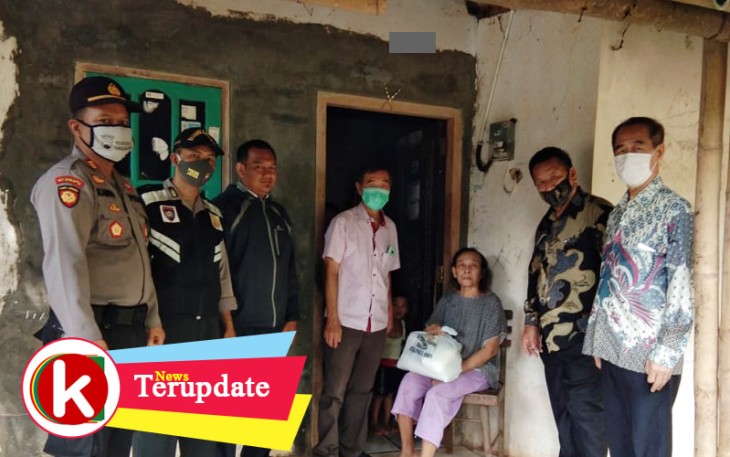Persatuan Pengusaha Bersama Forkopimcam Batang Bagi Sembako ke Warga Terdampak Covid-19