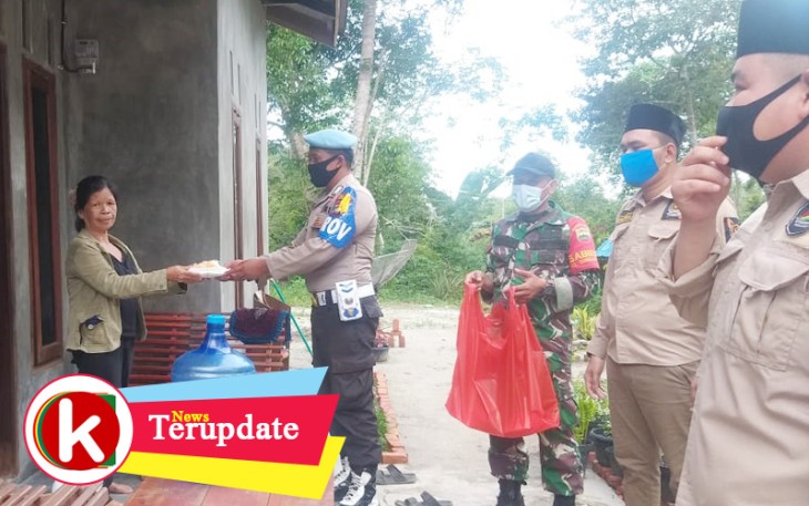 Anggota Polsek Singkep saat bagikan nasi kotak ke warga