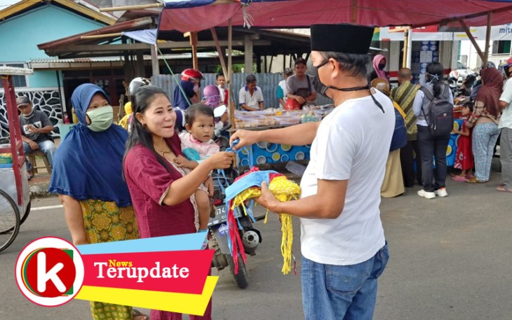 Wan Sui saat membagikan masker ke warga yang membeli takjil