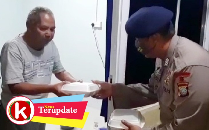 Personel Satbrimob Polda Kepri saat bagikan makanan sahur kepada salah satu penghuni Rusun Otorita Bida Sekupang