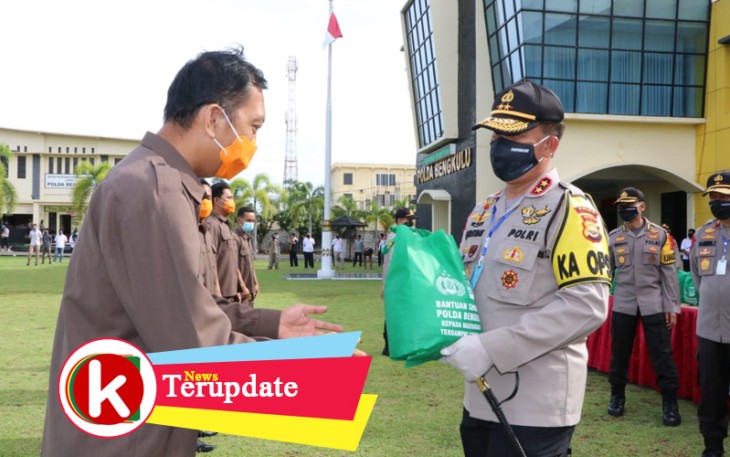 Polda Bengkulu bagikan 500 paket sembako kepada PC. FSPPP-SPSI Kabupaten Bengkulu Tengah. Foto: Tribratanewsbengkulu.com