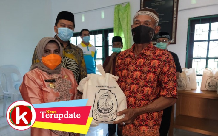 Pemko Bagikan Bingkisan Hari Raya untuk Masyarakat Penerima DTKS