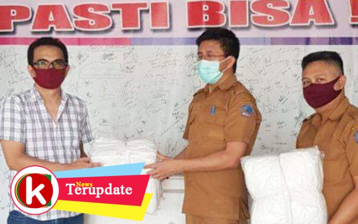 Ketua KPU Desly Sumampouw Serahkan APD ke RSUD Bitung