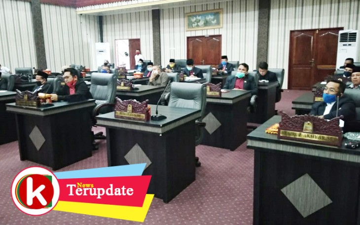 Anggota DPRK Aceh Singkil saat mengikuti rapat paripurna di gedung dewan setempat.