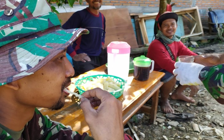 Singkong Goreng Sebagai Penghubung Persatuan TNI dengan Warga