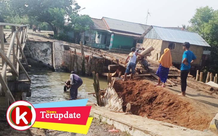 pasca kejadian pedagang tikar keliling terjun bebas saat melintas di atas jembatan