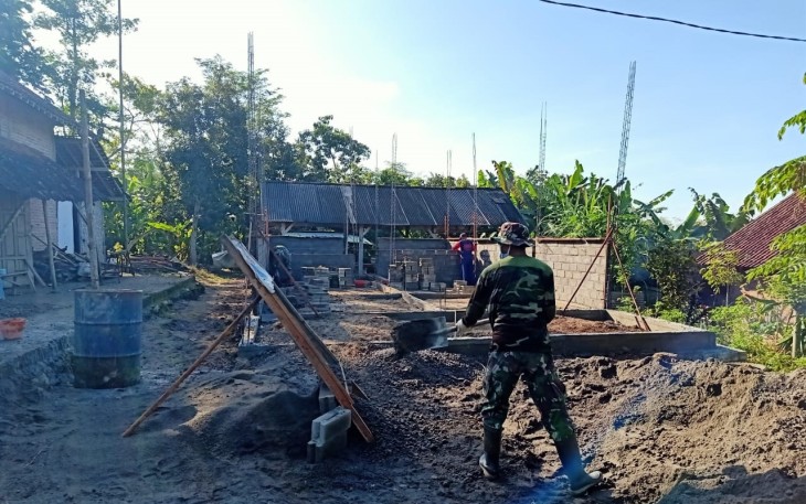 Koptu Rudi Lakukan Pengayakan Pasir