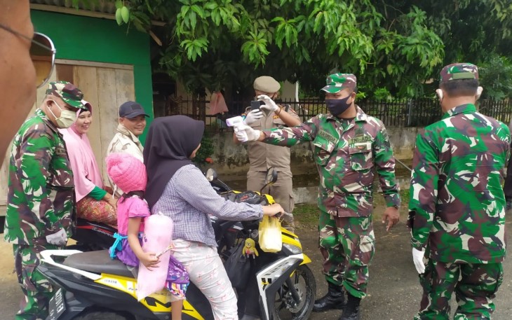 Danramil 12/LP Lakukan Sosialisasi Pendisplinan Protokol Kesehatan Masyarakat Langga Payung