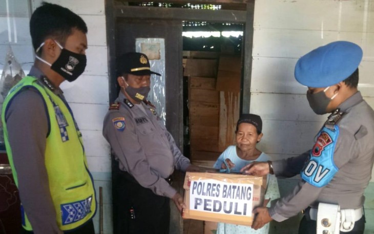 Polsek Limpung Beri Bantuan ke Warga Kurang Mampu