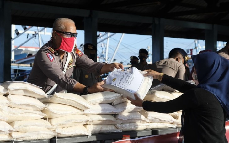 Polda Bengkulu dan Bhayangkari Kembali Bagikan Beras dan Makanan Sambut Hari Bhayangkara ke-74
