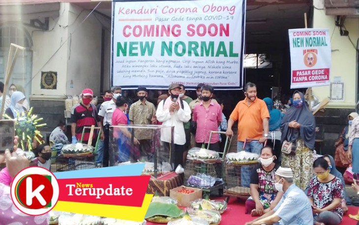 Komunitas Paguyuban Pasar Gede (KOMPPAG) Solo saat menggelar kenduri 'Obong Corona'.