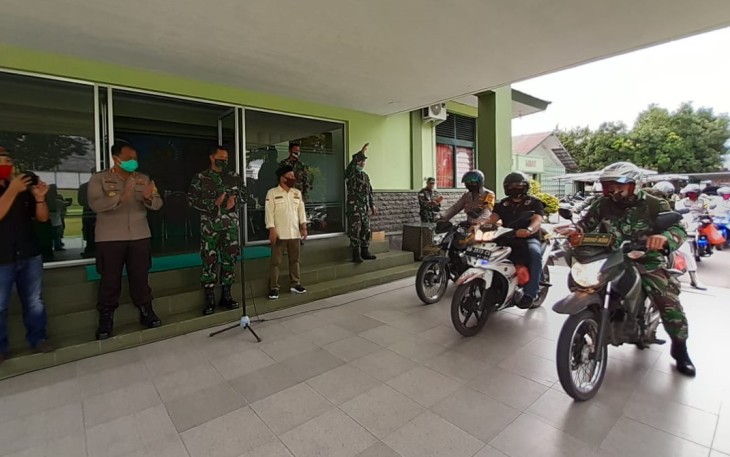 Dandim 1310/Bitung bersama Kapolres Bitung lepas personil yang akan menyalurkan bansos sembako empat sehat lima sempurna