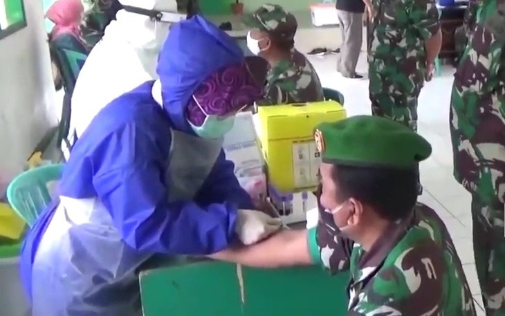 Rapid test Covid-19 di Aula Makodim 0735/Surakarta Jalan Ahmad Yani No. 349 Kelurahan Kerten Kecamatan Laweyan Solo Jawa Tengah.