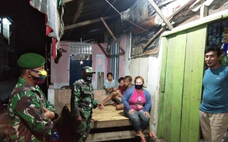 Petugas Gabungan Koramil 1310-01/Bitung dan Polsek Maesa Bubarkan Warga Berkerumun