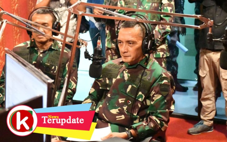 Pangdam I/BB Mayjen TNI MS Fadhilah saat ujicoba dalam Peresmian Radio Suara Bukit Barisan pada frekuensi 101.4 FM