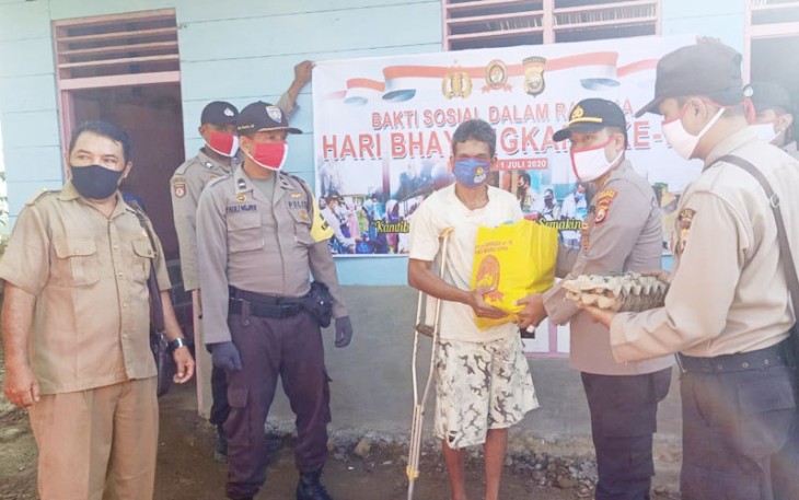 Polsek Napal Putih Polda Bengkulu Bagi Sembako ke Penyandang Disabilitas