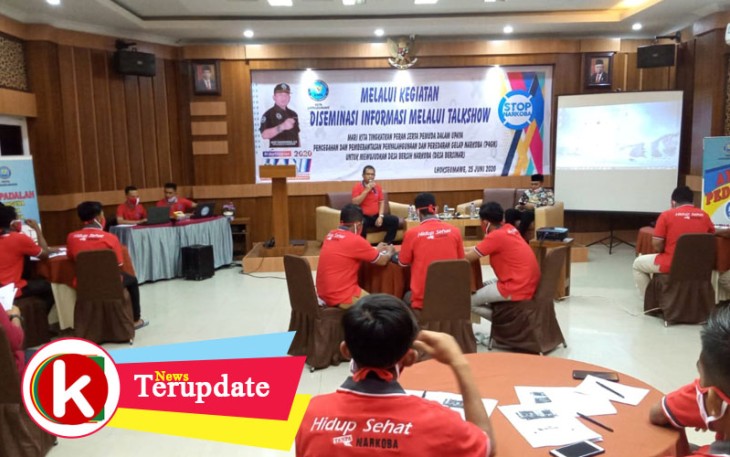 Kepala BNNK Lhokseumawe AKBP. Fakhrurozi saat memberi materi  kepada 25 pemuda yang kreatif yang berasal dari gampong di kota lhokseummawe