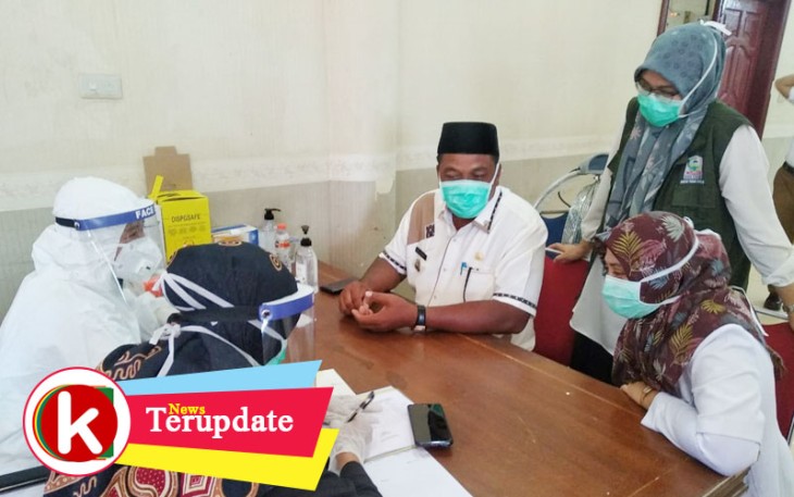 Bupati Aceh Singkil Dulmusrid saat melakukan Rapid Test.