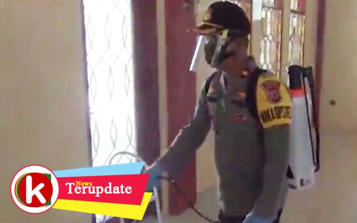 Anggota Polres Bitung Semprot Disinfektan di Tempat Ibadah