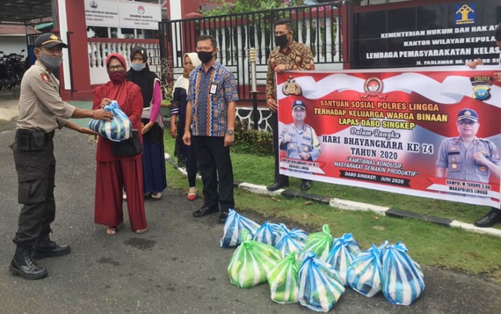 Sat.Tahti Polres Lingga Berikan Sembako ke Keluarga Warga Binaan Lapas III Dabo Singkep