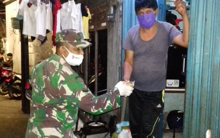 Babinsa Kelurahan Kebon Sirih Bagikan 100 Nasi Bungkus ke Warga Terdampak Covid-19