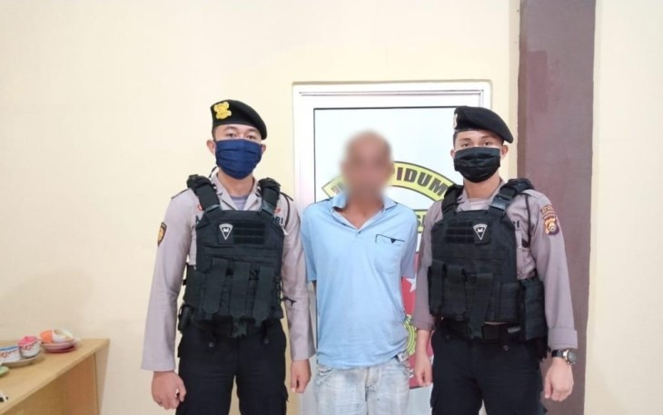 Tersangka (tengah) saat diamankan