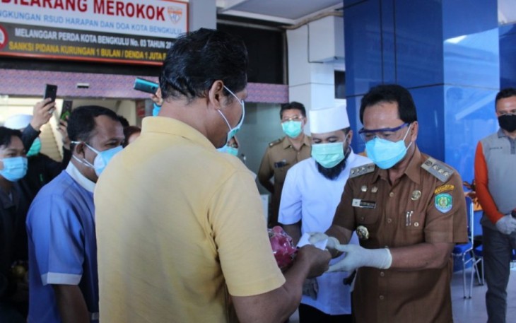 Bupati Bengkulu Tengah Ferry Ramli Jemput Langsung Pasien dari Benteng Yang Dinyatakan Sembuh dari Covid-19