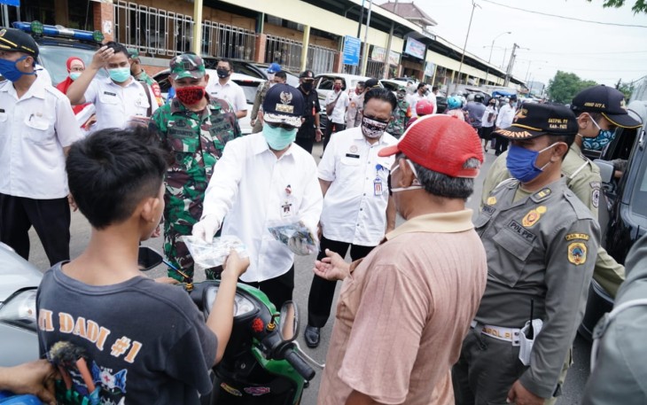 Bupati membagikan masker kepada masyarakat