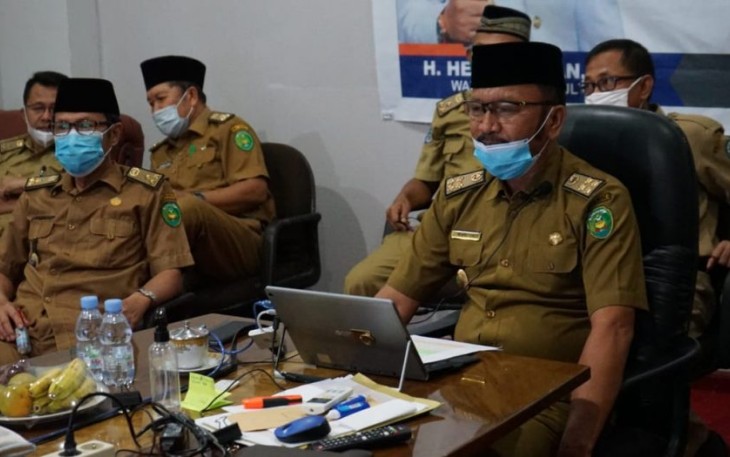 Sekretaris Daerah Kota Bengkulu Marjon Menjelaskan Tentang Pemberlakuan New Normal Kepada OPD Melalui Video Conference 