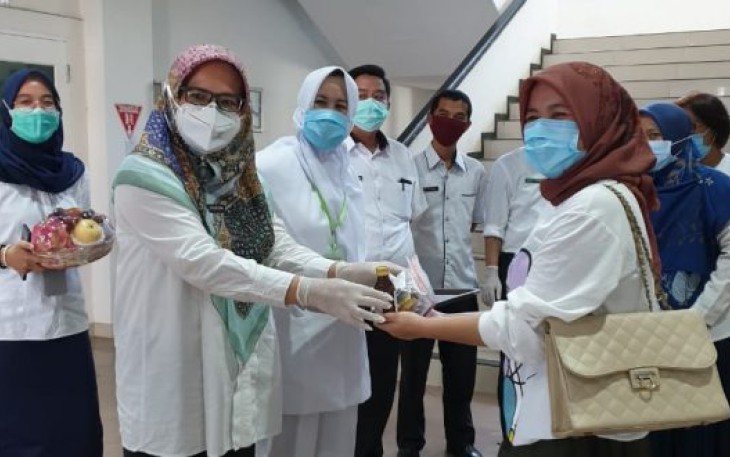 Direktur RSHD Kota Bengkulu Lista Cherlyviera Saat Melepas Pasien Yang Dinyatakan Sehat 