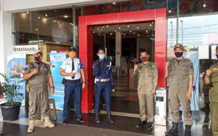 Petugas Satuan Polisi Pamong Praja Kota Bengkulu  Awasi Penerapan Protokol Kesehatan di Tempat Keramaian