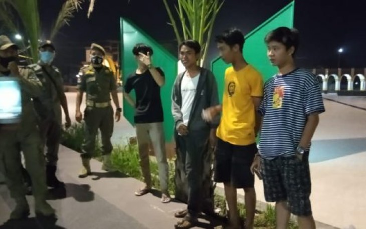 Personil Satpol PP Kota Bengkulu Melakukan Patroli Penerapan Protokol Kesehatan di Tempat Wisata 