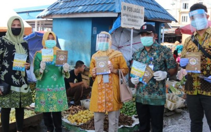 Kepala Dinas Perindustrian dan Perdagangan Kota Bengkulu Dewi Dharma dan BPOM Bengkulu Melakukan Pemeriksaan Makanan di Pasar Panorama Kota Bengkulu 