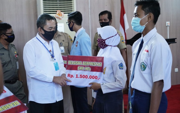 Bupati Pati Haryanto ketika menyerahkan beasiswa 