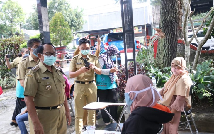 Bupati Rijanto saat Meninjau Masyarakat yang Ikut Program KB