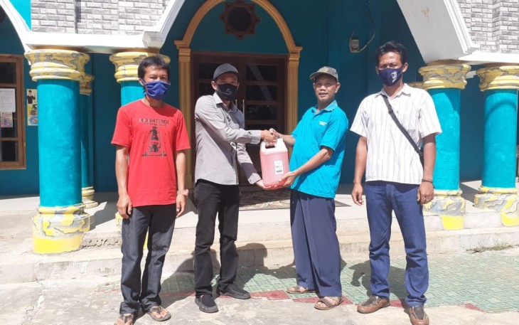 APSB Bagikan Hand Sanitizer dan Pasang Spanduk Imbauan Untuk Masyarakat 