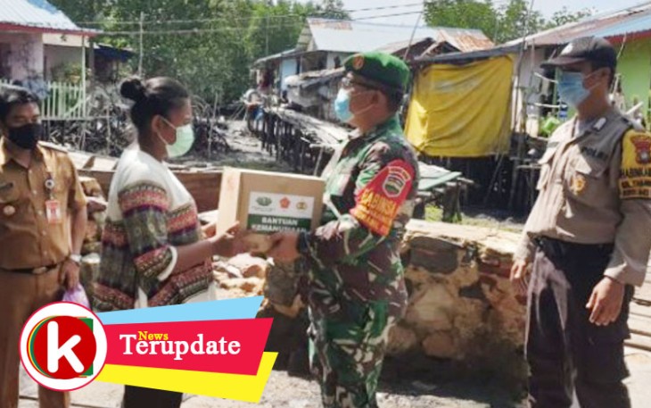 Babinsa didampingi Bhabinkamtibmas dan Lurah Kelurahan Tanjung Piayu memberikan Sembako kepada Warga yang Tertimpa Bencana Puting Beliung