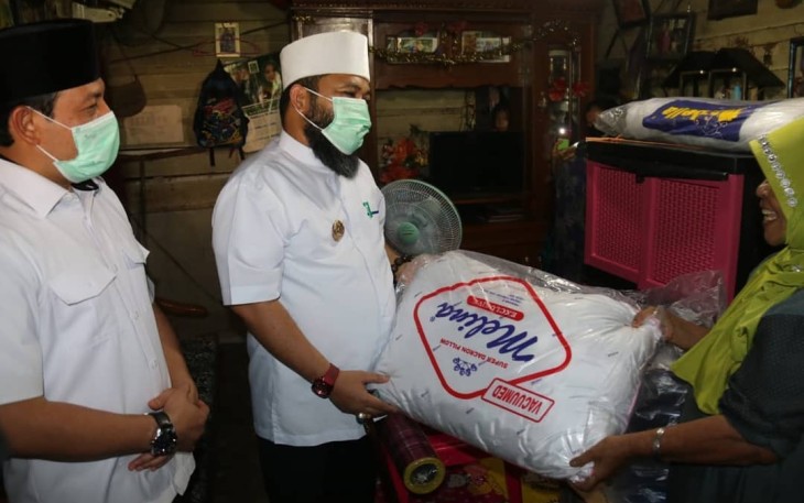 Wali Kota Bengkulu Helmi Hasan dan Wakil Wali Kota Bengkulu Dedy Wahyudi Salurkan Bantuan Perabotan Rumah Tangga Kepada Lansia 