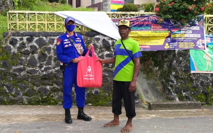 Satpolairud Bagi 100 Sembako di Desa Tanjung Dua
