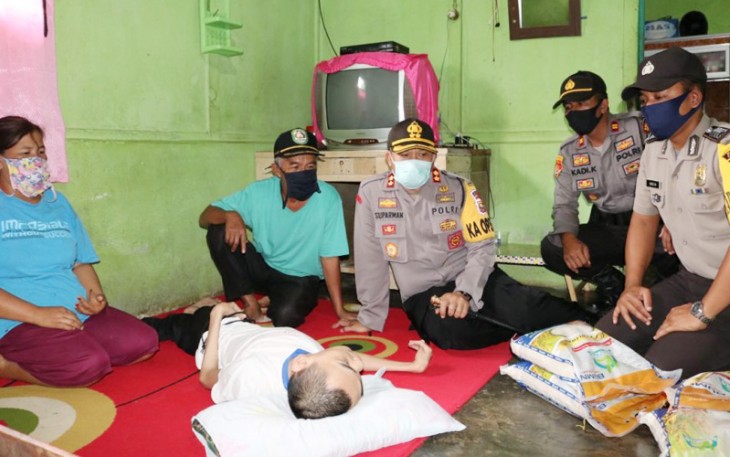 Kapolres Kepahiang saat beri bantuan ke penderita lumpuh