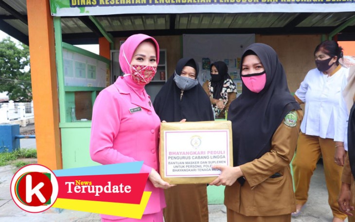 Bhayangkari Cabang Lingga saat salurkan Bantu