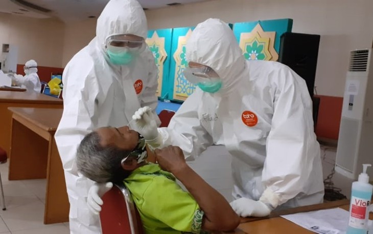 tes swab patugas Masjid Raya Jakarta Islamic Centre.