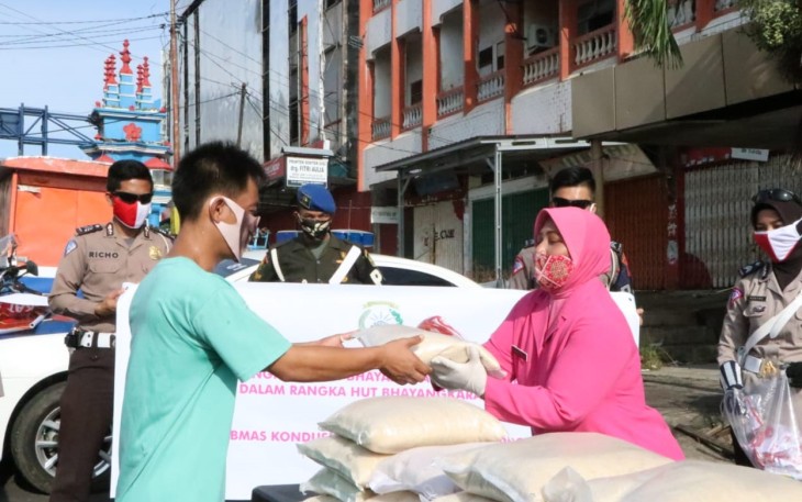 Polda Bengkulu dan Bhayangkari Bagikan 60 Paket Beras Kepada Masyarakat Sekitaran Soeprapto