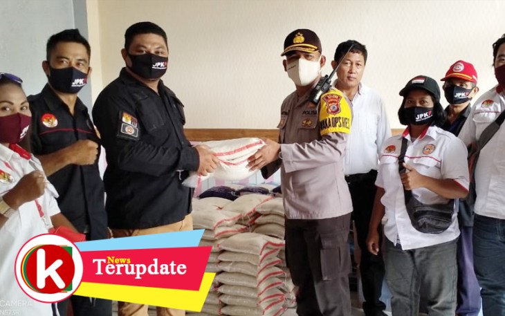 Wakil Ketua 1 DPD JPKP Bitung Serahkan bantuan yang diterima oleh Wakapolres Bitung Kompol Marganda Aritonang SH.SIK.MM