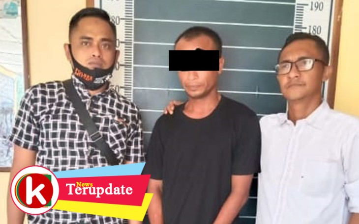 Dayat (tengah) saat diamankan polisi