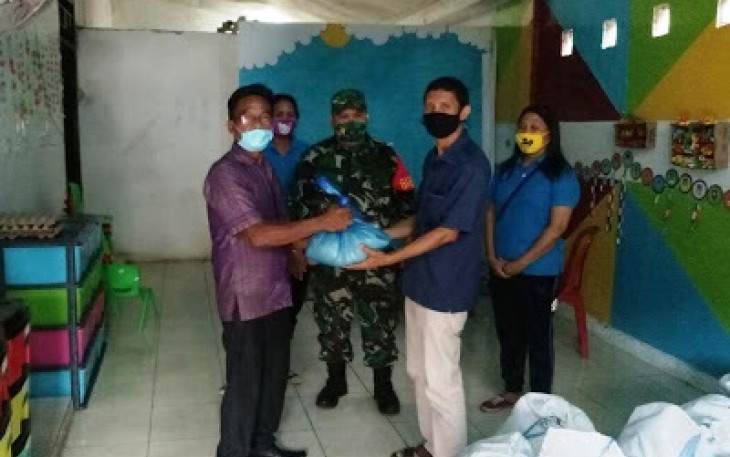 Babinsa Koltem Dampingi Penyaluran Bansos Sembako Tahap IV