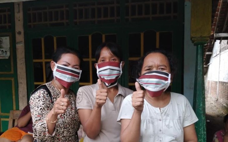 Warga Wlahar terima bantuan masker