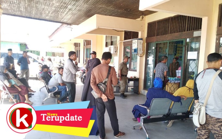 Sejumlah warga saat melakukan pengurusan administrasi kependudukan diKantor Disdukcapil Aceh Singkil.